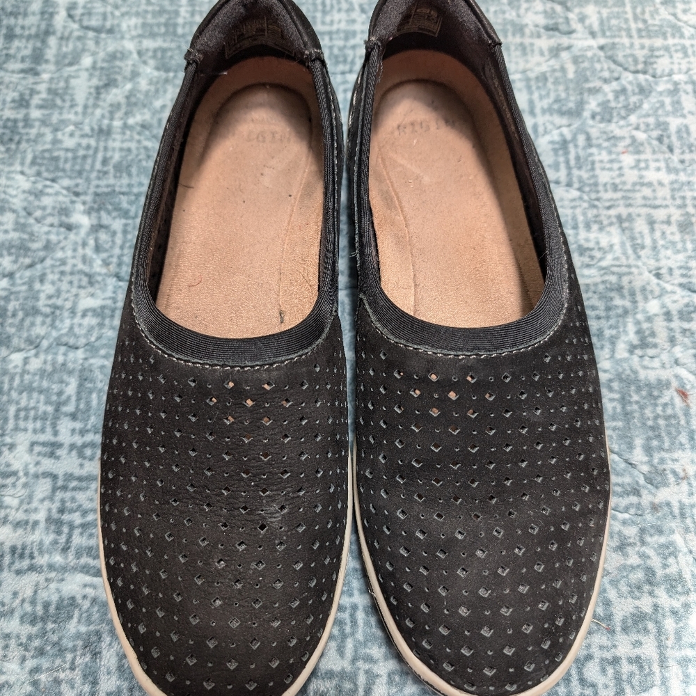 Black suede Earth origins slip on kicks